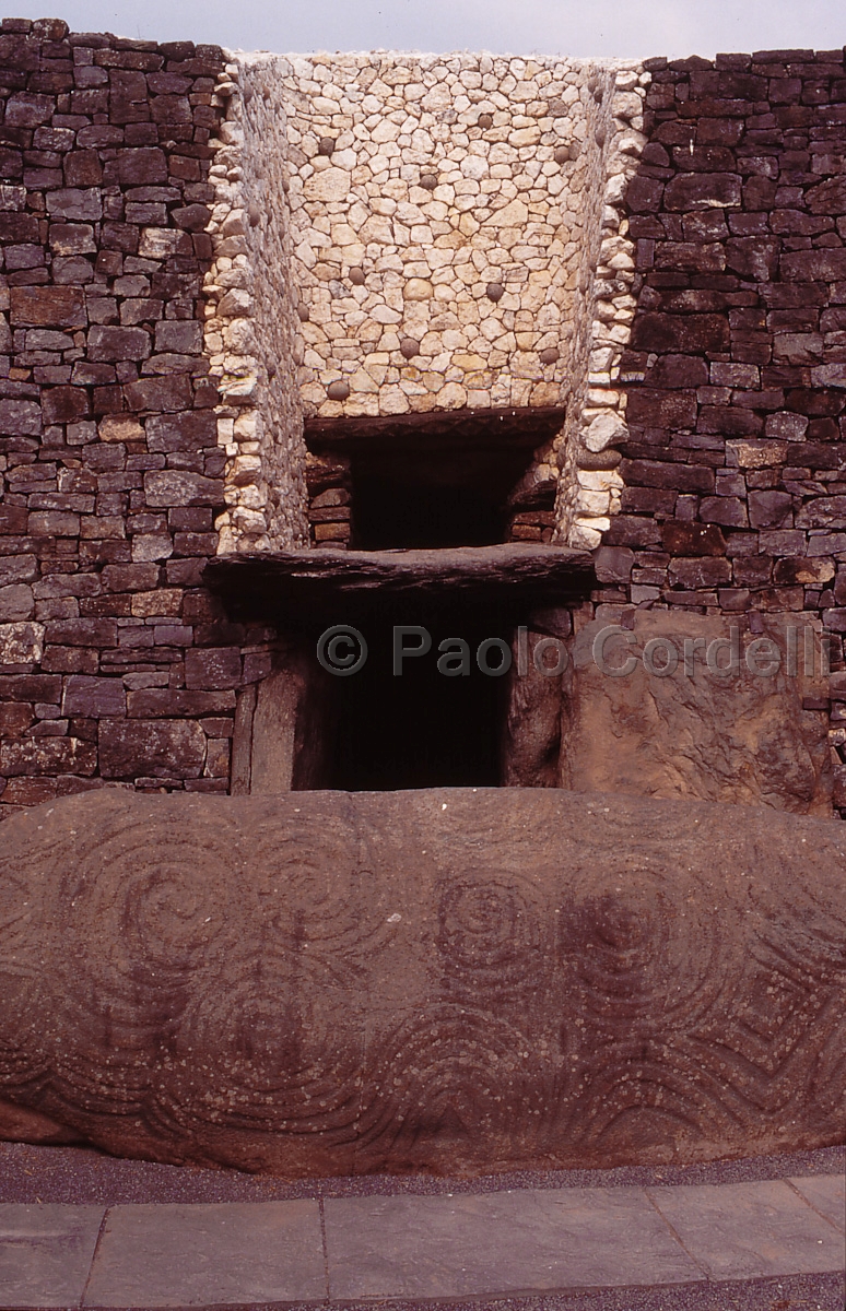 Newgrange Stone Age Passage Tomb, County Meath, Ireland
(cod:Ireland 36)